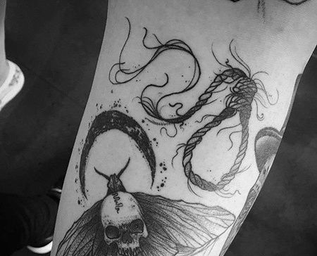 手臂内侧点刺苍蝇、骷髅、月亮与绳子