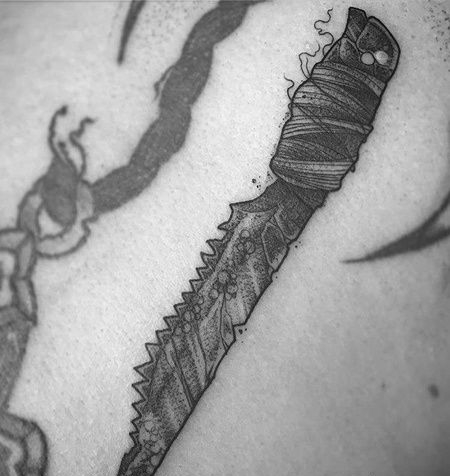 小臂外侧点刺匕首