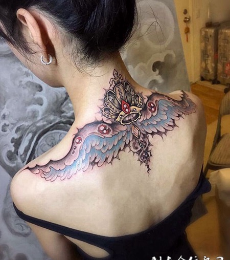 女王的气质，女生后背好看的翅膀与皇冠纹身