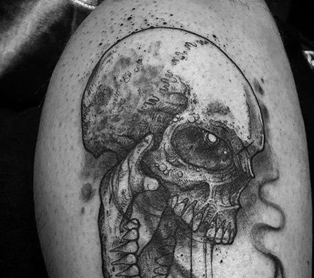 大腿外侧黑灰骷髅