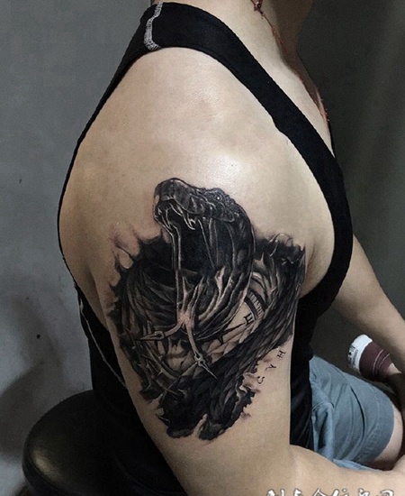 蛇口大开，手臂d撕皮蛇创意纹身