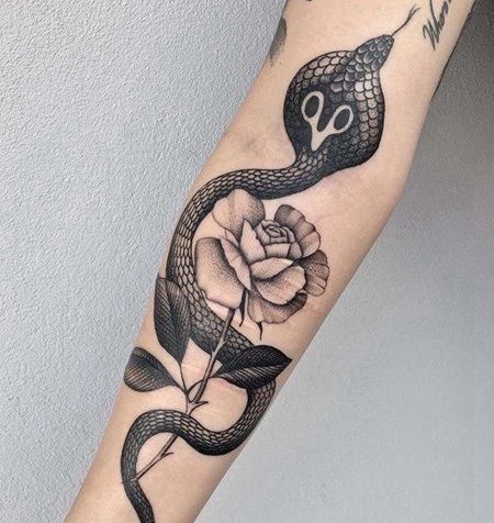 手臂内侧点刺蛇与花朵