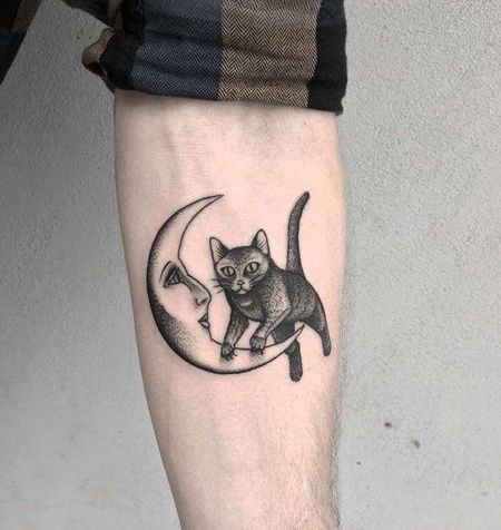 手臂内侧点刺猫与月亮