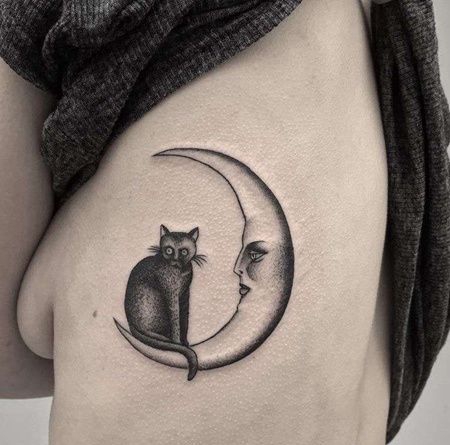上半身侧方点刺猫与月亮