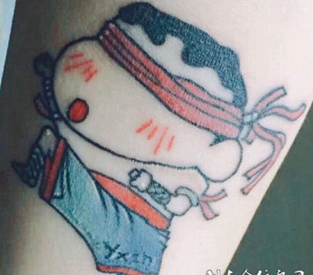 泰拳小子，手臂上可爱的蜡笔小新卡通纹身