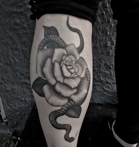 小腿后侧点刺花与蛇