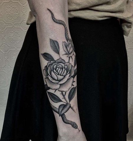 小臂外侧点刺蛇与花朵