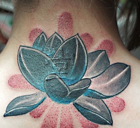 颈部后面的荷花绽放纹身图片