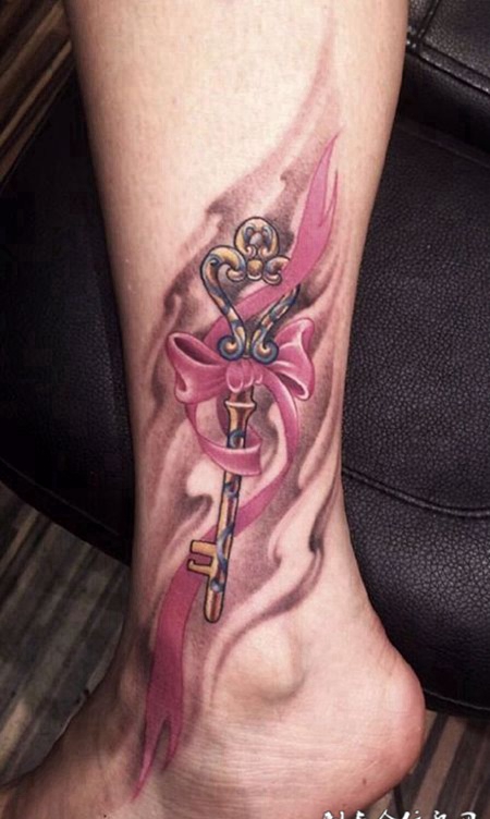 轻快地跳起舞来，腿部蝴蝶结纹身