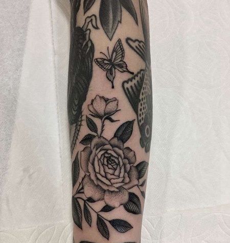 手臂点刺花朵与蝴蝶