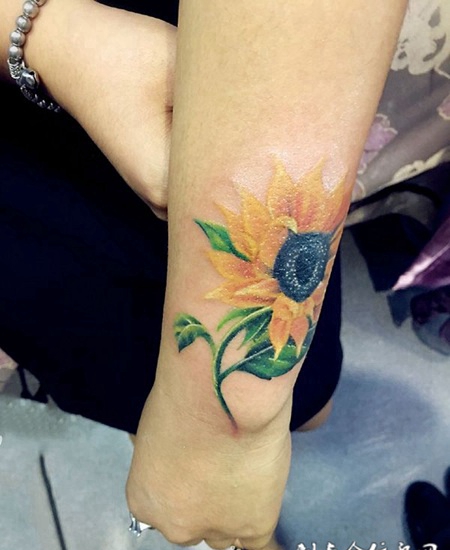 向往阳光，手臂清新向日葵彩绘纹身