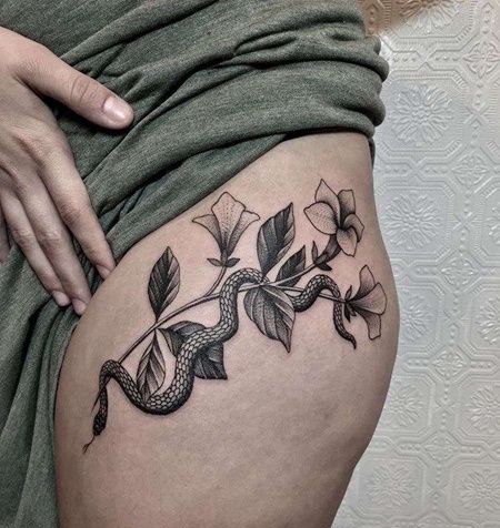 大腿外侧点刺蛇与花朵