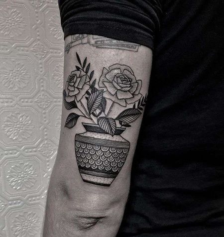 大臂后侧点刺瓶中的玫瑰