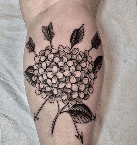 小腿处点刺花朵与箭