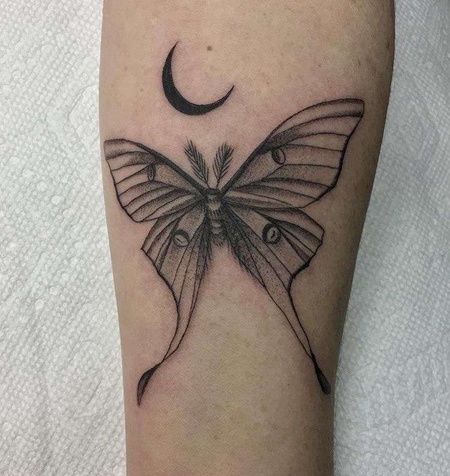 手臂内侧点刺蝴蝶与月亮
