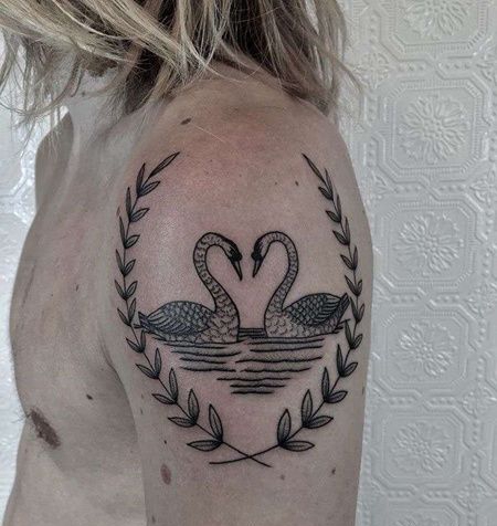 大臂外侧点刺水中的天鹅