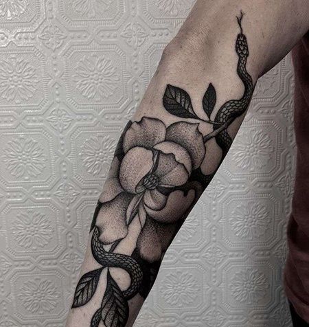 手臂外侧点刺蛇与花朵