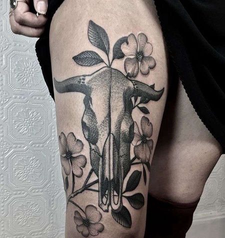 大腿外侧点刺羊头与花朵