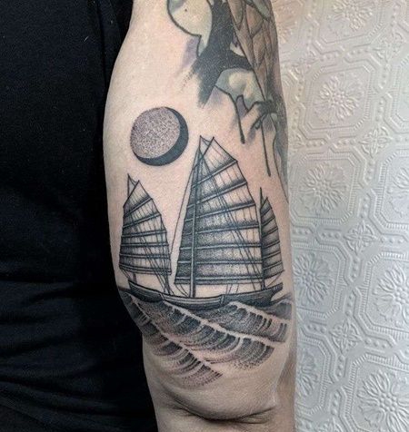 大臂外侧点刺帆船