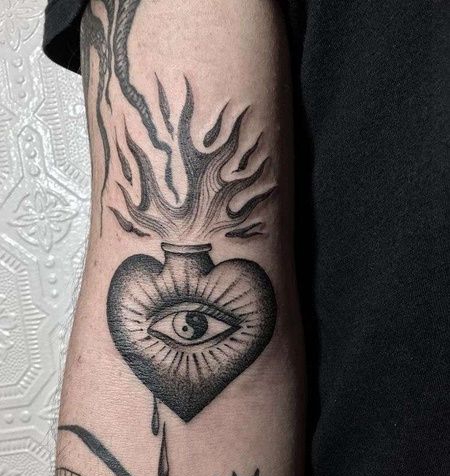 手臂内侧点刺创意心形与火焰