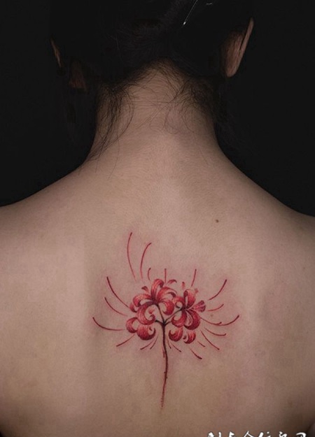 彼岸花开香四海，女生后背彼岸花个性纹身