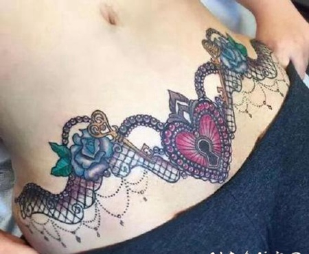 女性腹部适合遮盖妊娠纹的纹身作品