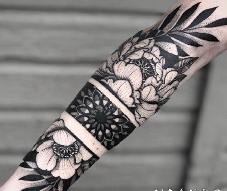 点刺暗黑素花花朵的包臂纹身作品