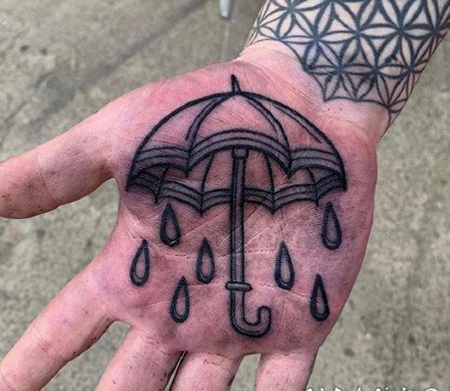 个性的手掌心纹身 作品虽酷 但需谨慎