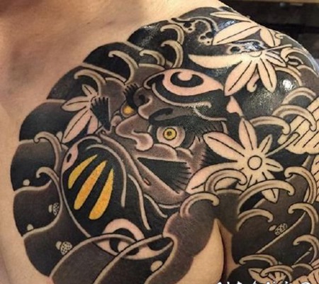 男性传统的半甲纹身作品