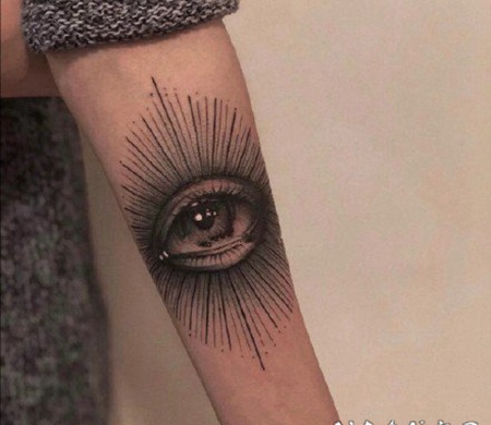 眼睛纹身寓意着追寻真相、坚持真理、庇佑