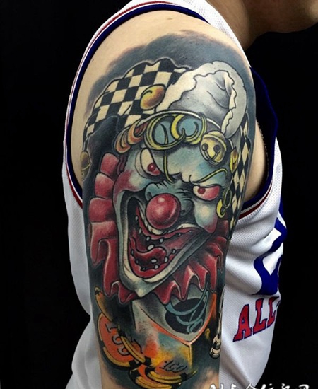 喜怒无常，手臂小丑纹身