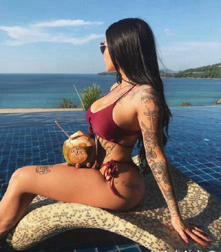 完美身段Valérie Cossette，加拿大纹身模特