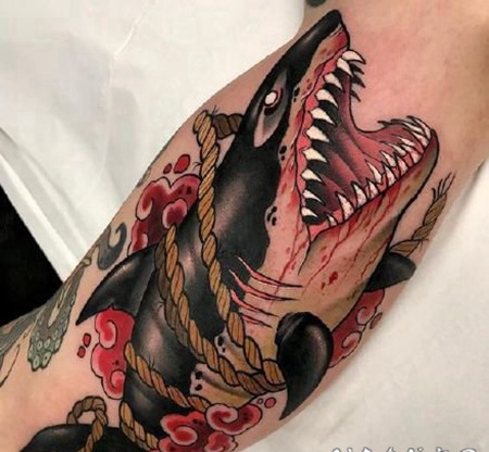 凶猛吓人的的school小白鲨纹身