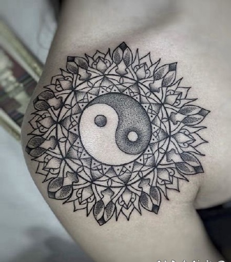 点刺黑灰的梵花纹身作品图
