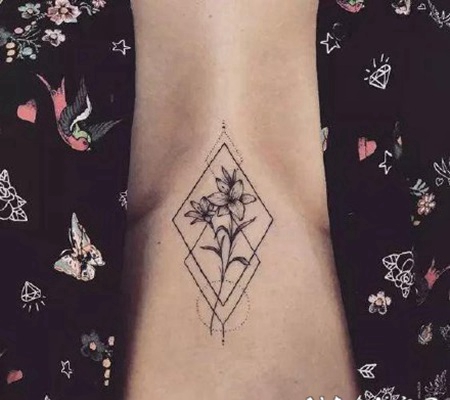 植物纹身：象征着爱情的百合花纹身图片