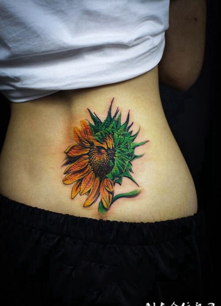 茁壮生长的向日葵，腰部纹身