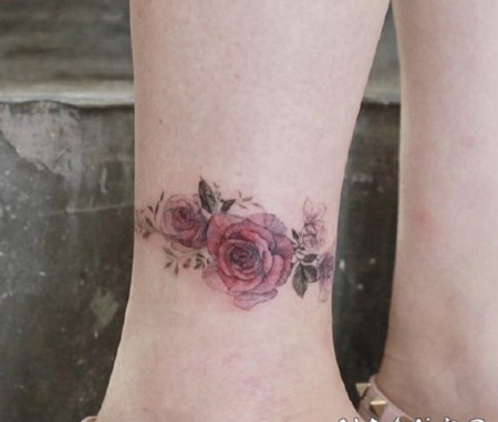 适合女生遮盖又不很明显的花花纹身图片