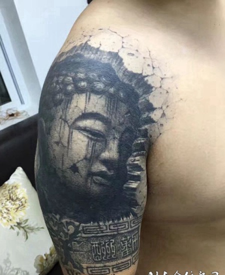 手臂碎裂的佛像d刺青