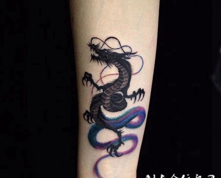 一跃飞天，手臂龙的刺青