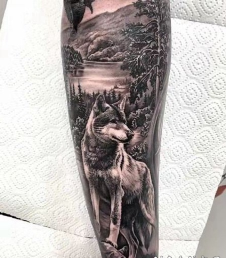包臂的黑森林纹身作品图