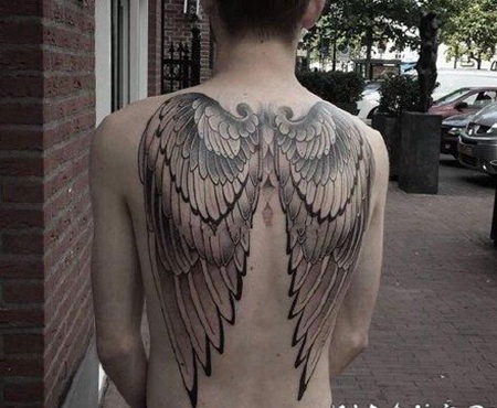 生在背上的逼真翅膀纹身作品
