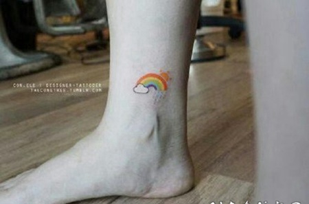 极简的彩虹小纹身图片
