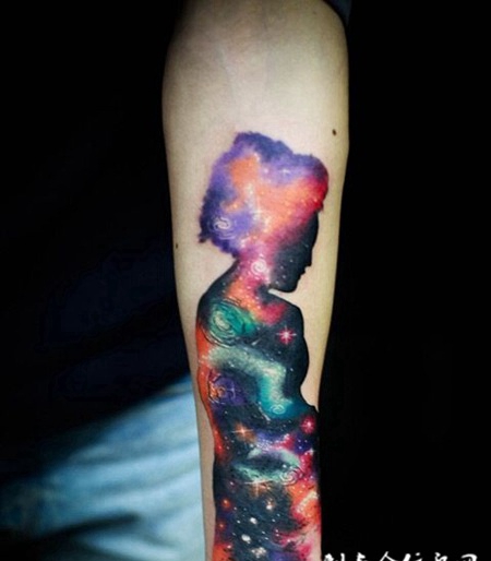 人像剪影，星空背景，手臂纹身