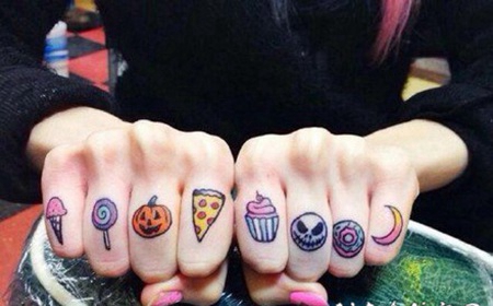 手指手背上的黑灰school拼接纹身赏析