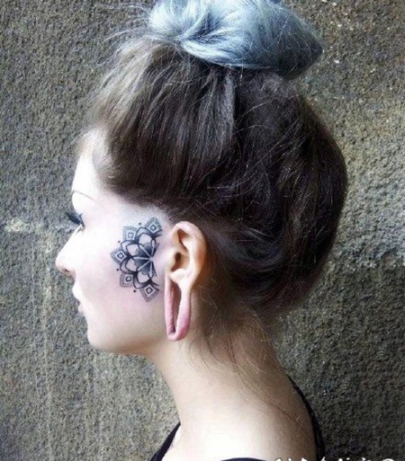 耳朵旁边的漂亮小黑色梵花纹身作品