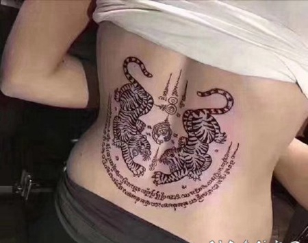 老虎和泰国刺符搭配的纹身图案作品