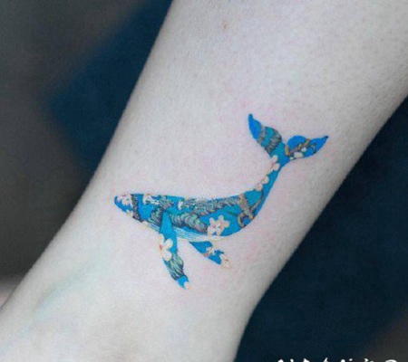 小鲸鱼纹身 小清新的彩色鲸鱼纹身图片
