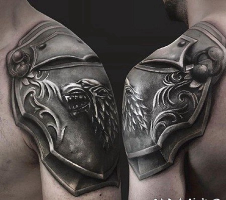 包臂写实的男性盔甲纹身作品图