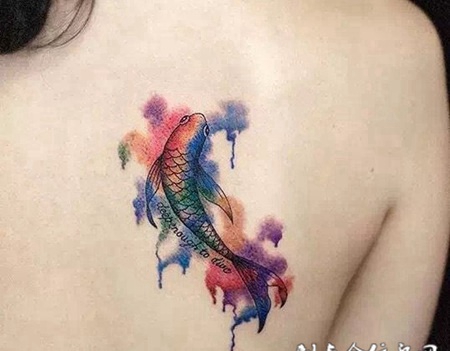后背彩绘漂亮的鱼儿刺青