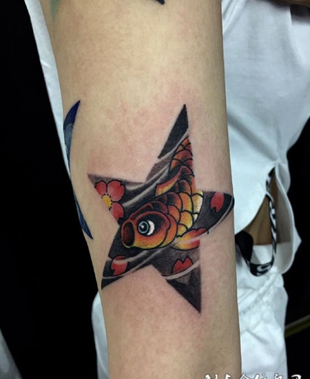 手臂呆萌可爱的小鱼儿刺青
